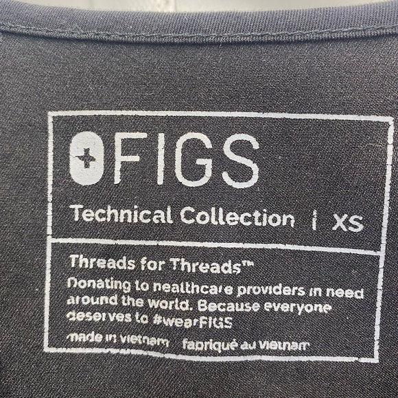 Figs Catarina One-Pocket Scrub Top in Black - Picture 8 of 9